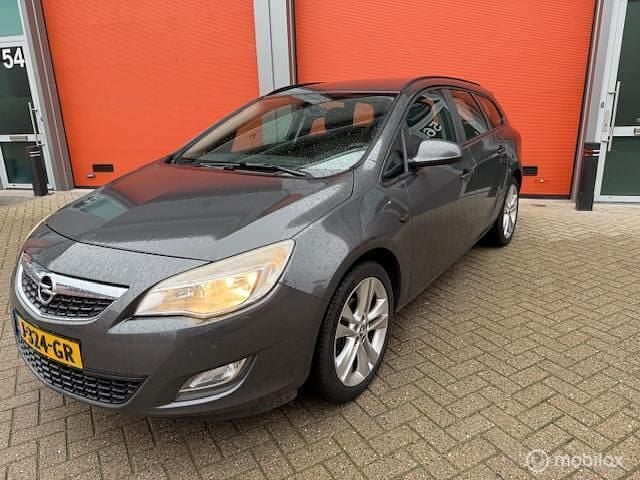 Grijs (metallic) Gebruikt 2012 Opel Astra Sport Stationwagen | € 3.450 (Super prijs) - Afbeelding 1/4
