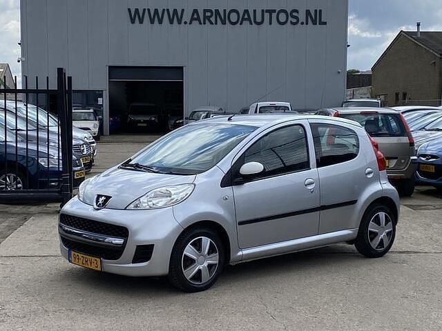 Grijs, metallic lak Gebruikt 2012 Peugeot 107 Hatchback | € 3.450 (Eerlijke prijs) - Afbeelding 1/4