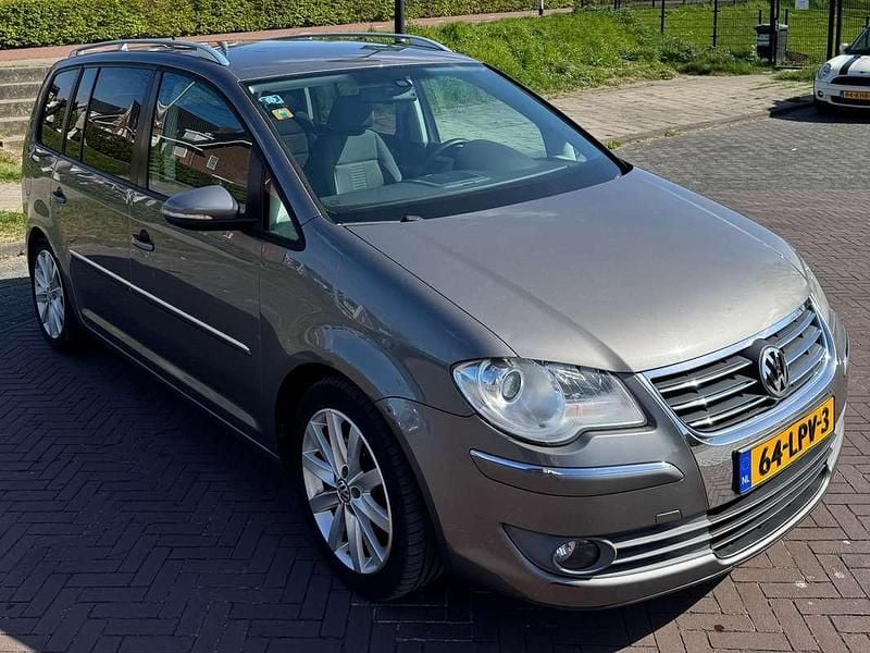 Grijs Gebruikt 2010 VW Touran Highline MPV | € 4.500 (Eerlijke prijs) - Afbeelding 1/4