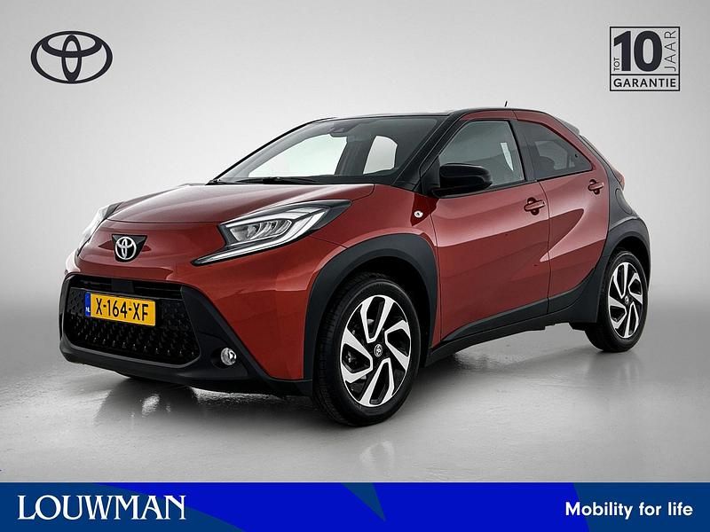 Rood metallic Gebruikt 2024 Toyota Aygo Pulse Hatchback | € 20.950 (Eerlijke prijs) - Afbeelding 1/4
