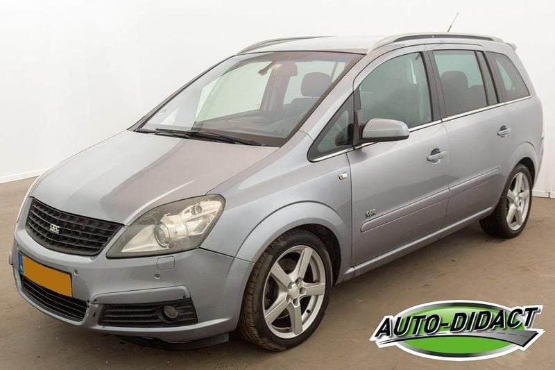 Grijs Occasion 2006 Opel Zafira Cosmo MPV | € 1.050 (Super prijs) - Afbeelding 1/4