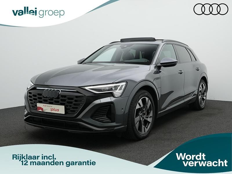 Grijs Gebruikt 2023 Audi Q8 S-Line SUV | € 59.900 - Afbeelding 1/4