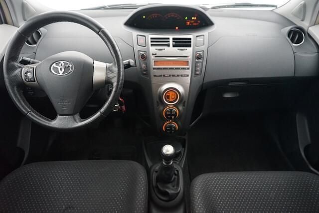 Occasion Toyota Yaris 101 PK (74 kW) 2011 Grijs Hatchback