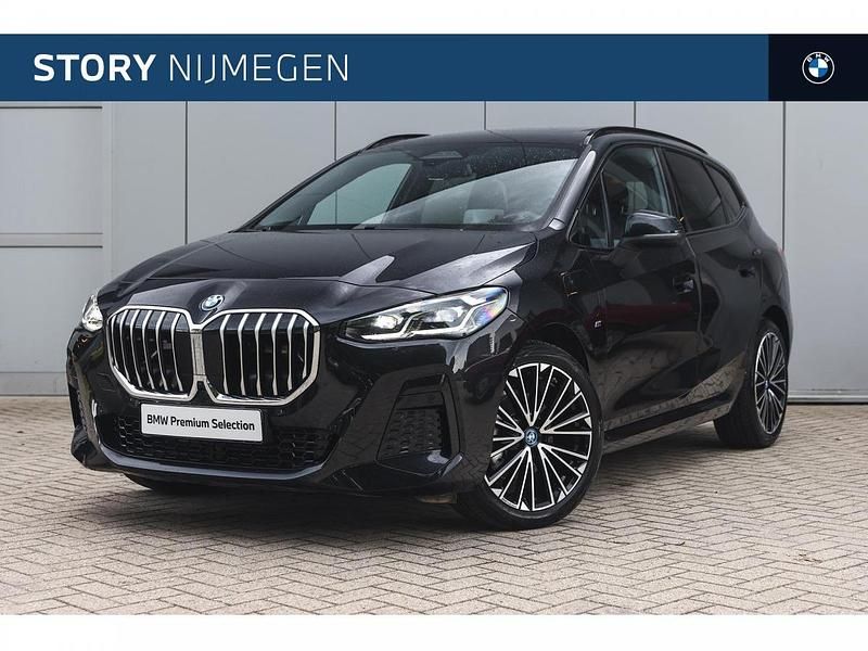 Saphirschwarz (donker zwart metallic) Gebruikt 2024 BMW 225 Active Tourer Comfort Edition MPV | € 44.950 (Eerlijke prijs) - Afbeelding 1/4