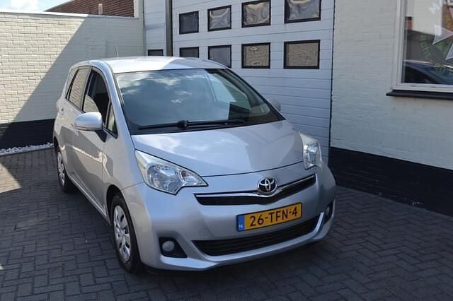 Grijs Gebruikt 2012 Toyota Verso-S MPV | € 5.900 (Goede deal) - Afbeelding 1/4
