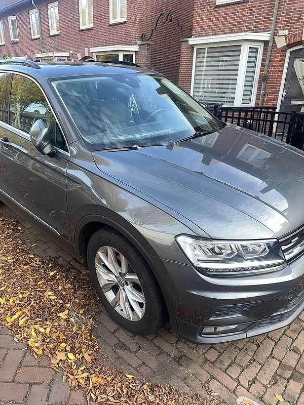 Grijs Gebruikt 2019 VW Tiguan Comfortline SUV | € 24.950 (Goede deal) - Afbeelding 1/4