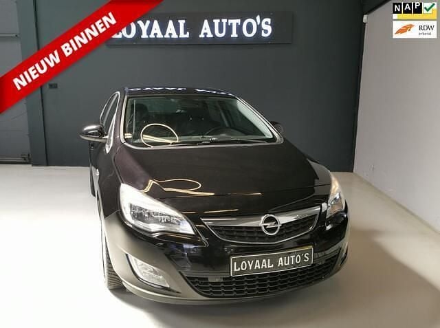 Zwart Gebruikt 2013 Opel Astra Stationwagen | € 6.499 (Eerlijke prijs) - Afbeelding 1/4