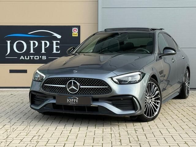 Grijs, metallic lak Gebruikt 2023 Mercedes C180 AMG line Sedan | € 54.950 - Afbeelding 1/4