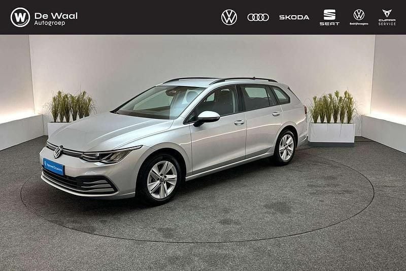 Zilver Gebruikt 2023 VW Golf VIII Life Stationwagen | € 26.395 (Eerlijke prijs) - Afbeelding 1/3