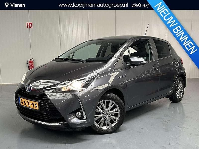 Grijs Gebruikt 2019 Toyota Yaris Hybrid Hatchback | € 15.950 (Super prijs) - Afbeelding 1/4
