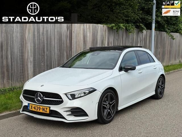 Wit, metallic lak Gebruikt 2019 Mercedes A180 AMG line Hatchback | € 16.999 (Goede deal) - Afbeelding 1/4