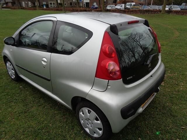 Occasion Peugeot 107 68 PK (50 kW) 2006 Grijs (metallic) Hatchback
