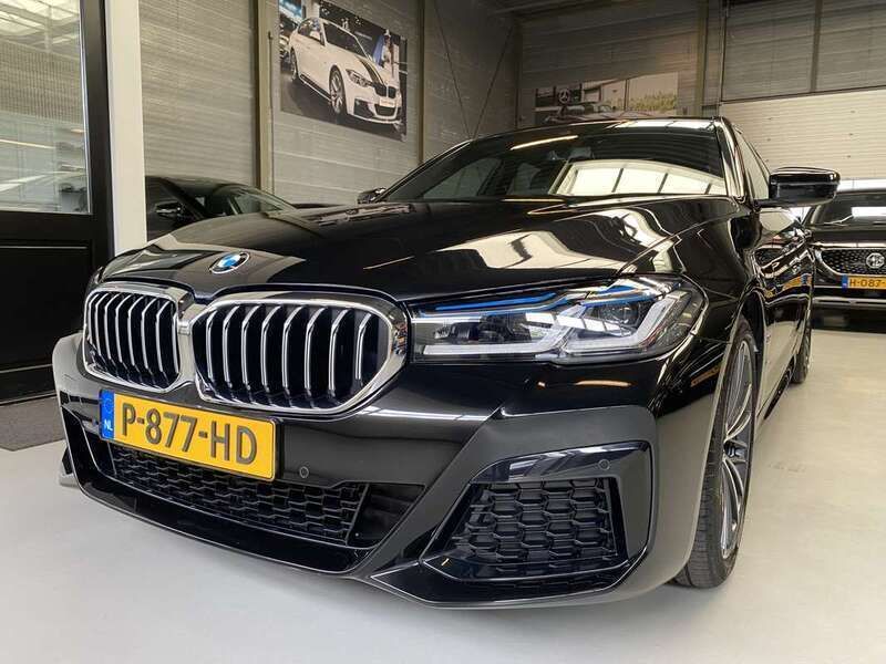 Zwart Gebruikt 2022 BMW 520 M Sport Sedan | € 43.950 (Eerlijke prijs) - Afbeelding 1/4