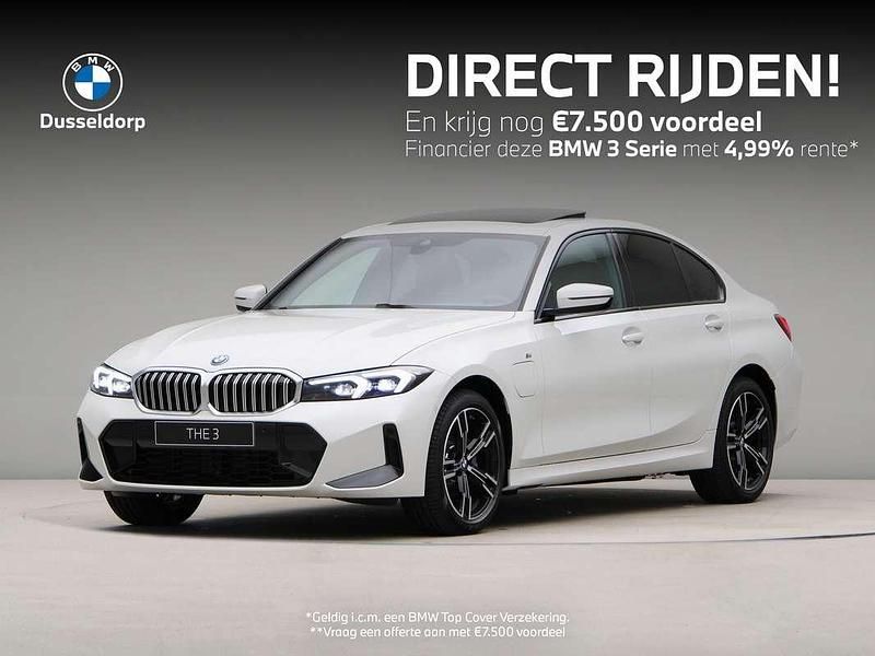 Wit Nieuw 2025 BMW 330e M Sport Sedan | € 64.978 (Super prijs) - Afbeelding 1/4