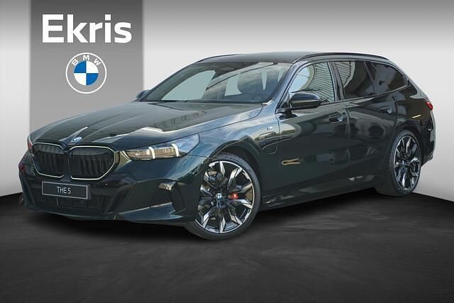 Blauw Nieuw 2025 BMW 530e M Sport Stationwagen | € 105.097 - Afbeelding 1/4