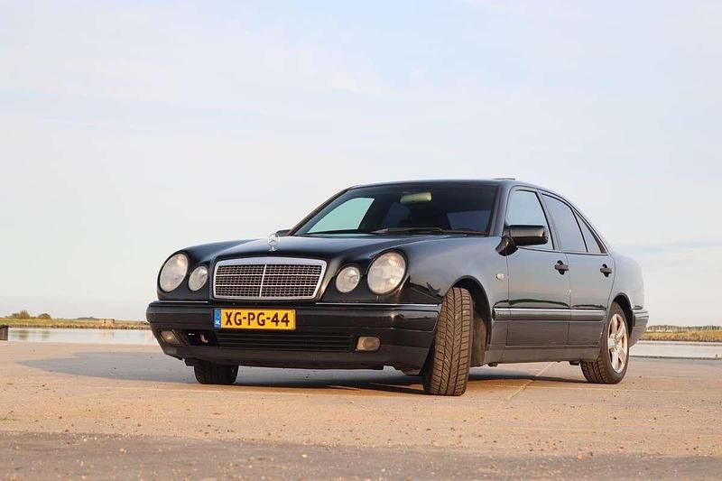 Occasion 1998 Mercedes E200 Classic Stationwagen | € 2.000 - Afbeelding 1/4