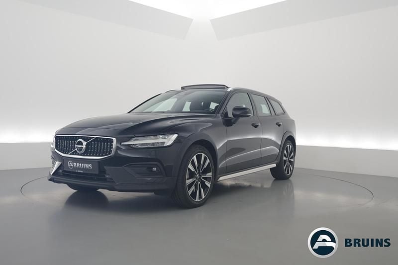 Zwart Gebruikt 2022 Volvo V60 CC Pro Stationwagen | € 43.900 - Afbeelding 1/4