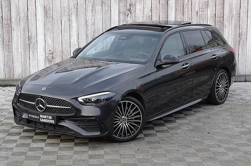 Graphite grey metallic paint, lea (grijs metallic) Occasion 2022 Mercedes C300e Stationwagen | € 34.950 (Eerlijke prijs) - Afbeelding 1/4