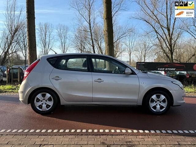 Grijs (metallic) Occasion 2010 Hyundai i30 Dynamiq Hatchback | € 1.749 (Goede deal) - Afbeelding 1/4
