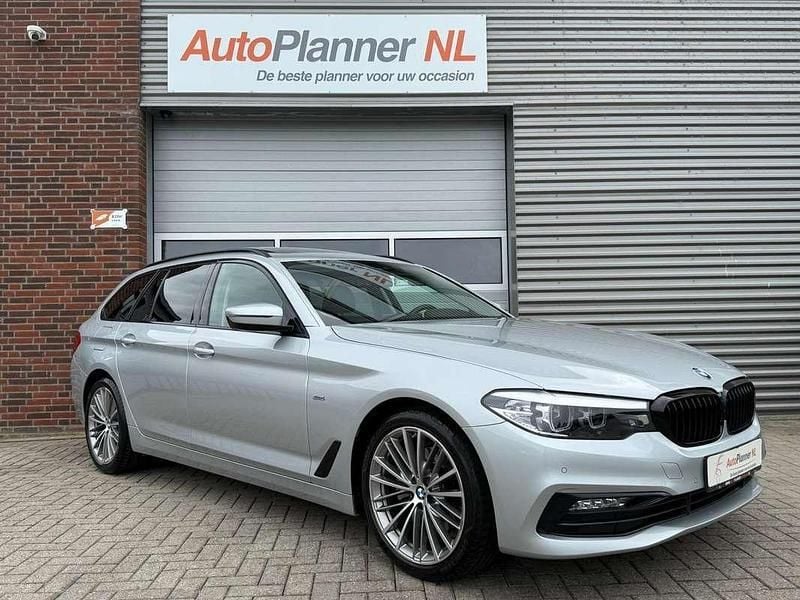 Grijs, metallic lak Gebruikt 2018 BMW 520 Stationwagen | € 24.944 (Goede deal) - Afbeelding 1/4