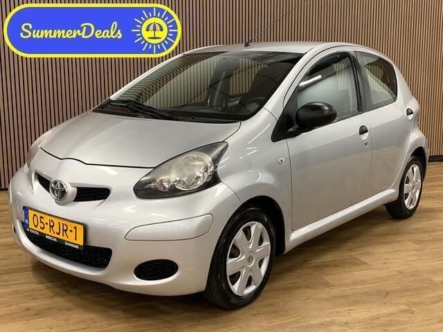 Grijs Gebruikt 2011 Toyota Aygo Hatchback | € 3.245 (Eerlijke prijs) - Afbeelding 1/4
