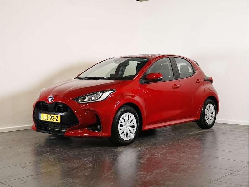 Occasion Toyota Yaris Hybrid Active 80 PK (58 kW) 2023 Rood Hatchback
