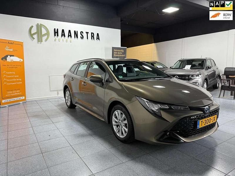 Groen Gebruikt 2023 Toyota Corolla Active Stationwagen | € 24.950 (Eerlijke prijs) - Afbeelding 1/4