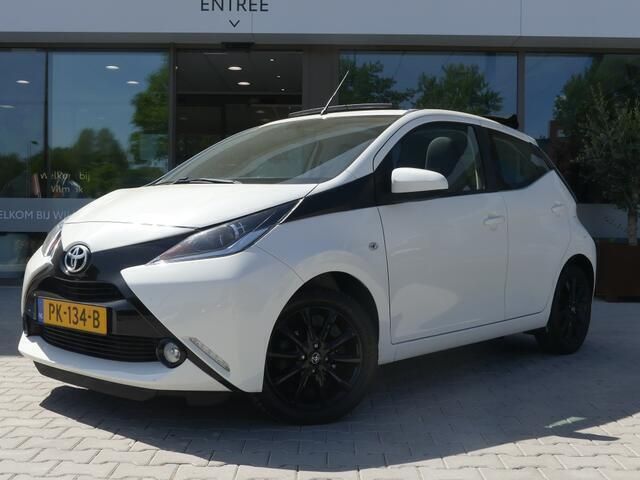 Wit Gebruikt 2017 Toyota Aygo X-wave Hatchback | € 10.950 (Duur) - Afbeelding 1/4