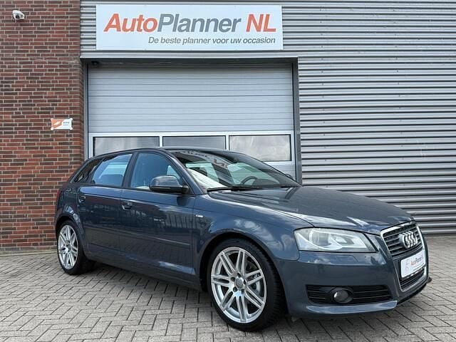 Grijs Gebruikt 2009 Audi A3 Sportback Hatchback | € 7.544 (Iets duurder) - Afbeelding 1/4