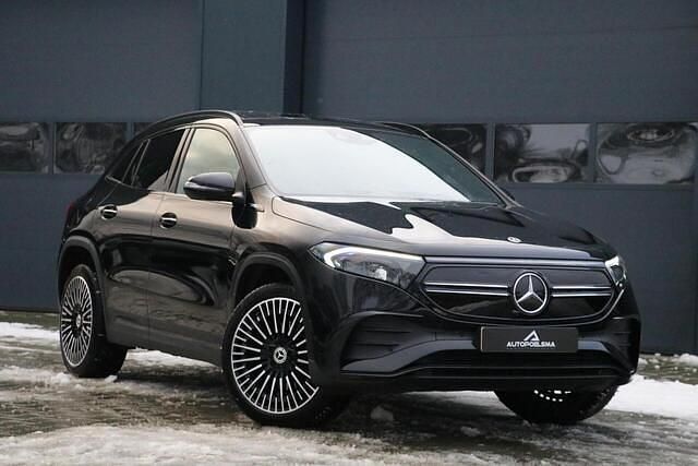 Zwart (metallic) Gebruikt 2021 Mercedes EQA250 AMG SUV | € 26.949 (Eerlijke prijs) - Afbeelding 1/4
