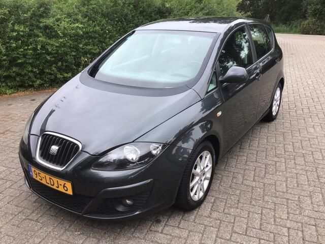 Grijs, metallic lak Gebruikt 2010 Seat Altea Ecomotive MPV | € 3.400 (Eerlijke prijs) - Afbeelding 1/4
