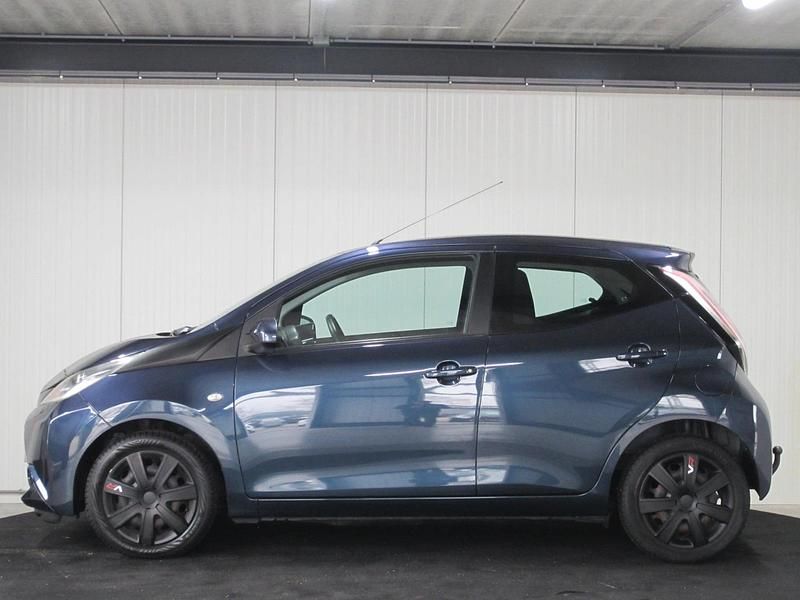 Occasion Toyota Aygo X-play 69 PK (50 kW) 2015 Blauw Hatchback