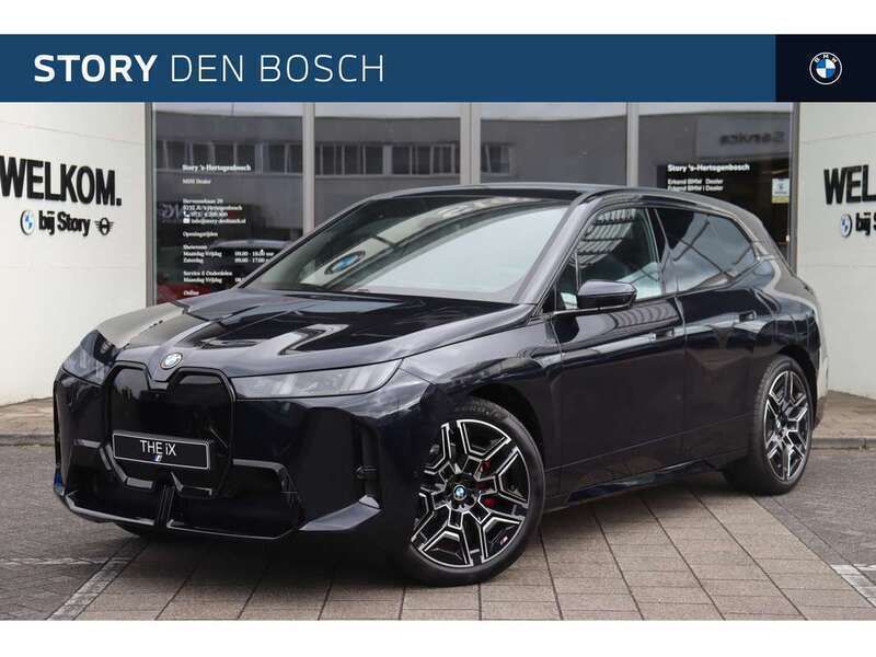 Zwart Nieuw 2025 BMW iX M Sport SUV | € 121.899 (Duur) - Afbeelding 1/4