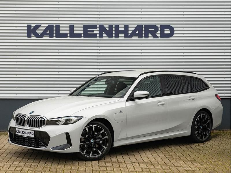 Wit Gebruikt 2024 BMW 330 Stationwagen | € 51.875 (Duur) - Afbeelding 1/4