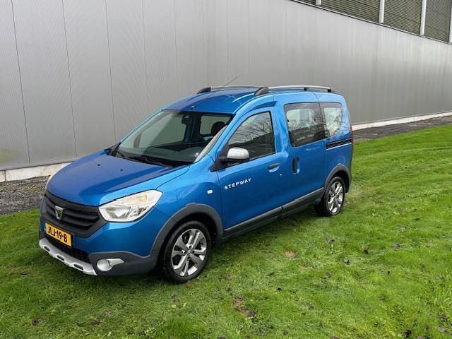 Blauw (metallic) Gebruikt 2015 Dacia Dokker Stepway MPV | € 9.750 (Duur) - Afbeelding 1/4