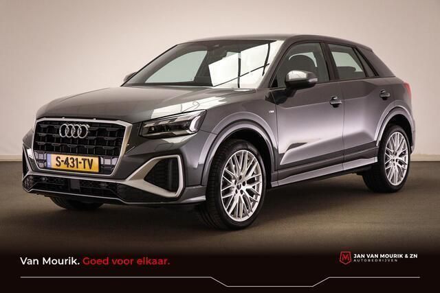 Grijs, metallic lak Gebruikt 2023 Audi Q2 S-Line SUV | € 32.445 (Eerlijke prijs) - Afbeelding 1/4