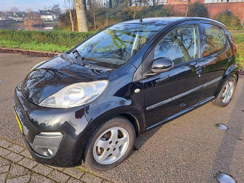 Zwart (metallic) Occasion 2012 Peugeot 107 Active Hatchback | € 3.449 (Goede deal) - Afbeelding 1/4