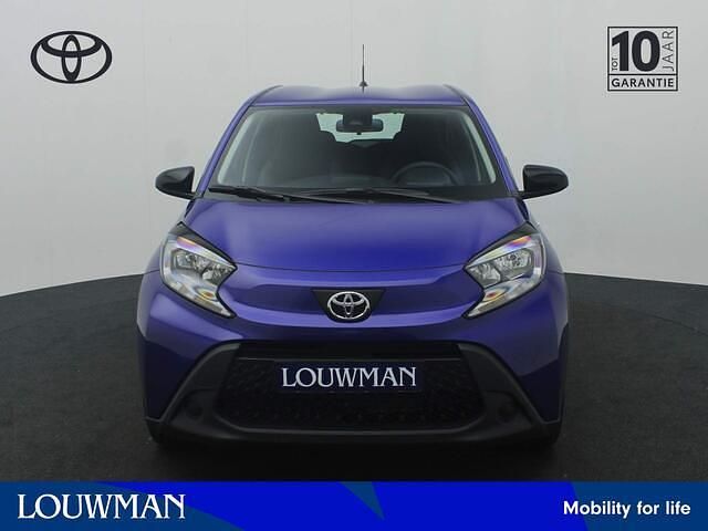 Blauw metallic Nieuw 2025 Toyota Aygo Play Hatchback | € 22.144 (Eerlijke prijs) - Afbeelding 1/4