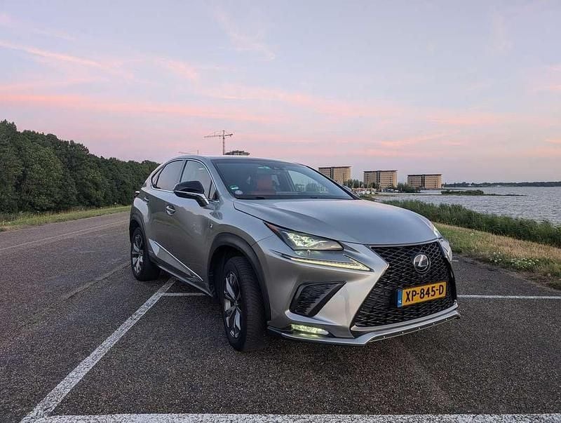 Grijs Gebruikt 2018 Lexus NX300h Sport Line SUV | € 29.950 (Goede deal) - Afbeelding 1/4