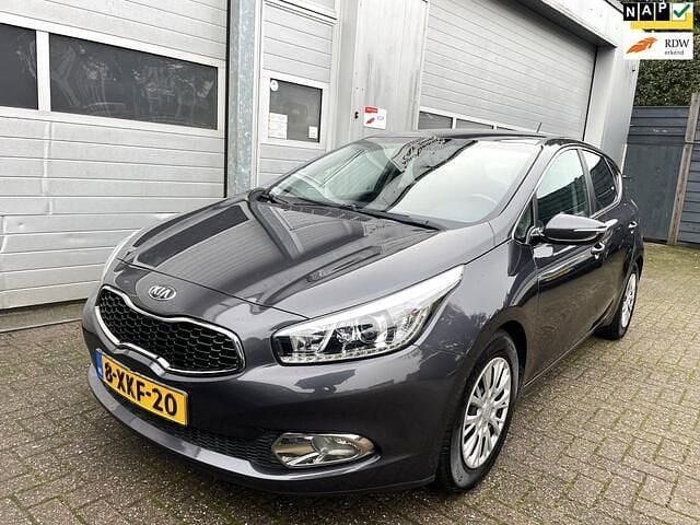 Grijs (metallic) Gebruikt 2014 Kia Ceed Hatchback | € 5.995 (Goede deal) - Afbeelding 1/4