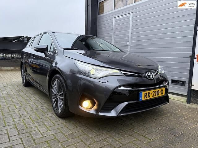 Grijs Gebruikt 2017 Toyota Avensis Executive Stationwagen | € 15.150 (Goede deal) - Afbeelding 1/4