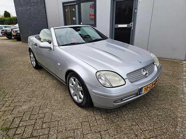 Grijs Gebruikt 1998 Mercedes SLK230 Cabriolet | € 3.950 (Eerlijke prijs) - Afbeelding 1/4