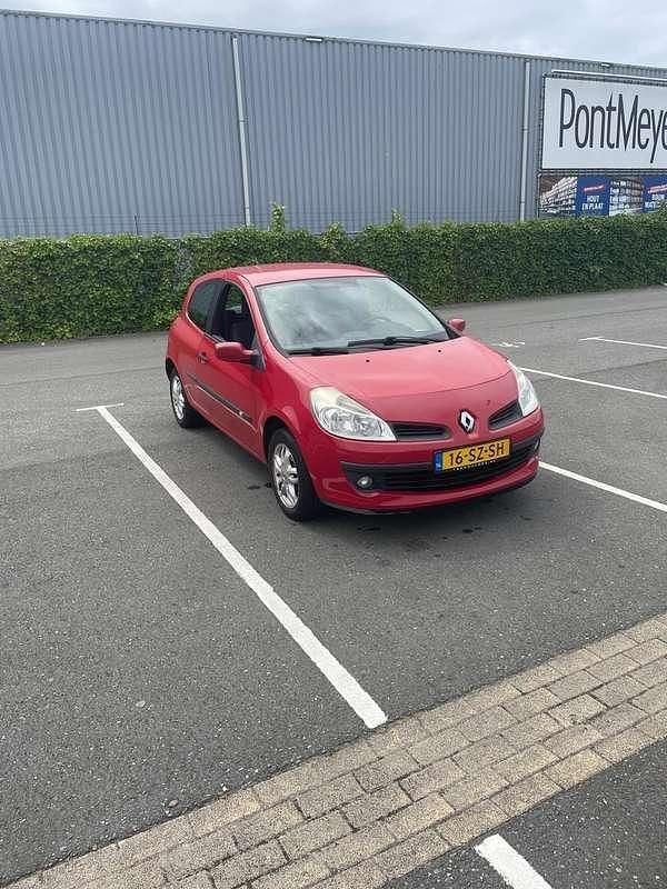 Gebruikt 2006 Renault Clio II Initiale Sedan | € 3.250 (Eerlijke prijs) - Afbeelding 1/4