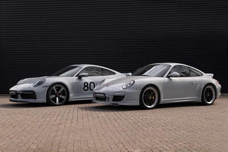 Grijs, metallic lak Gebruikt 2023 Porsche 992 Sport Stationwagen | € 399.995 - Afbeelding 1/4