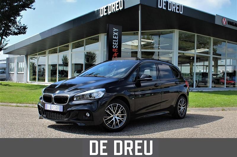 Zwart (metallic) Gebruikt 2016 BMW 225 Active Tourer M Sport MPV | € 11.995 (Eerlijke prijs) - Afbeelding 1/4