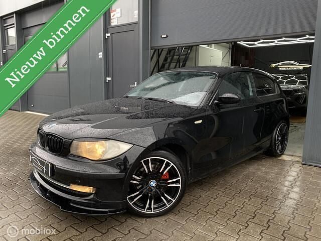 Zwart Gebruikt 2008 BMW 118 Executive Hatchback | € 3.995 (Eerlijke prijs) - Afbeelding 1/4
