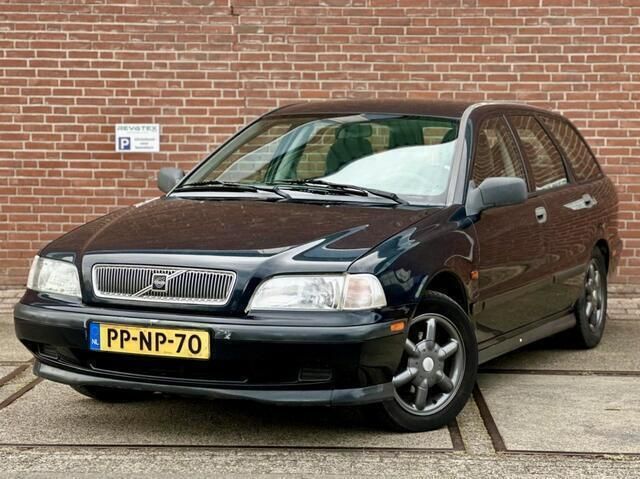 Zwart Gebruikt 1996 Volvo V40 Stationwagen | € 1.650 - Afbeelding 1/4