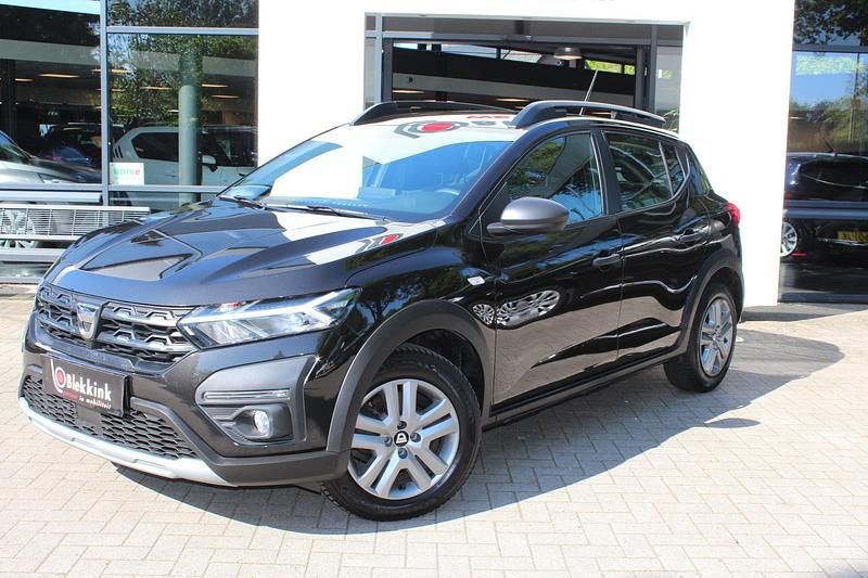 Zwart Gebruikt 2022 Dacia Sandero Essentiel Hatchback | € 15.994 (Eerlijke prijs) - Afbeelding 1/4