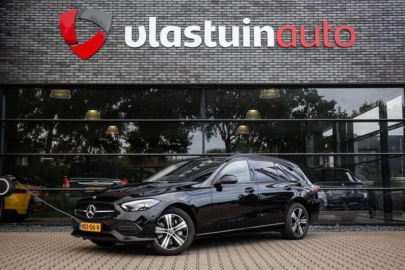 Zwart Occasion 2023 Mercedes C300e Luxury Stationwagen | € 34.900 (Super prijs) - Afbeelding 1/4