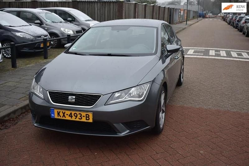 Grijs (metallic) Occasion 2015 Seat Leon Reference Stationwagen | € 8.750 (Goede deal) - Afbeelding 1/4